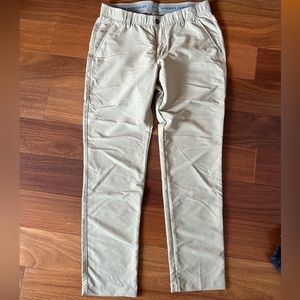Under Armour Men’s lightweight khaki pants 34/32 NWOT